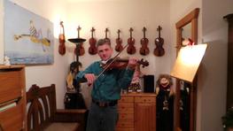 Instrumentalpädagoge Jean-Michael Stalb in seinem Unterrichtszimmer an der Geige ganz in seinem Element. Foto: Georg